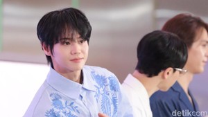 Yang Yoseob juga nunjukkin perhatian ke semua LIGHT yang datang, memperhatikan satu per satu.
