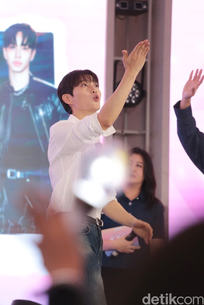 Yoon Doojoon, member grup K-Pop HIGHLIGHT saat menghadiri acara KOREA 360 X HUG Meet & Greet di Lotte Mall, Jakarta Selatan, pada Minggu (18/1/2026).