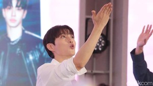 Yoon Doojoon notice semua fans dari lantai satu sampai yang berdiri di lantai atas mal.
