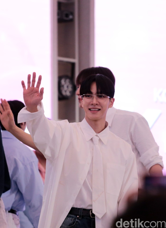 Lee Gikwang member grup K-Pop HIGHLIGHT saat menghadiri acara KOREA 360 X HUG Meet & Greet di Lotte Mall, Jakarta Selatan, pada Minggu (18/1/2026).