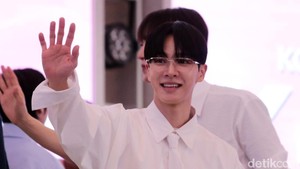 Di akhir acara, semua member termasuk Lee Gikwang berjalan ke sisi ujung kanan panggung supaya fans di luar pagar bisa melihat lebih dekat.