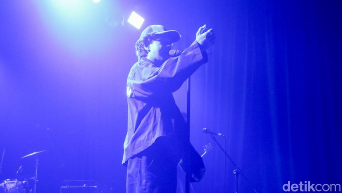 Hindia tampil memukau dalam gelaran Anti Garing Show Vol. 2 di M Bloc Space, Jakarta, Minggu (18/1/2026), disaksikan ratusan penggemar yang memadati area konser.