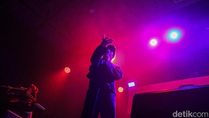 Hindia tampil memukau dalam gelaran Anti Garing Show Vol. 2 di M Bloc Space, Jakarta, Minggu (18/1/2026), disaksikan ratusan penggemar yang memadati area konser.