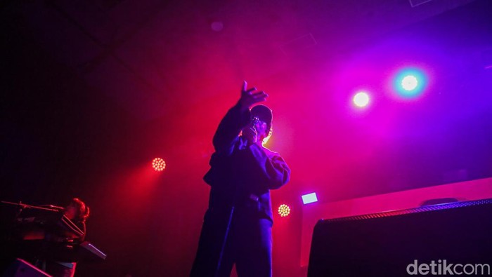 Hindia tampil memukau dalam gelaran Anti Garing Show Vol. 2 di M Bloc Space, Jakarta, Minggu (18/1/2026), disaksikan ratusan penggemar yang memadati area konser.