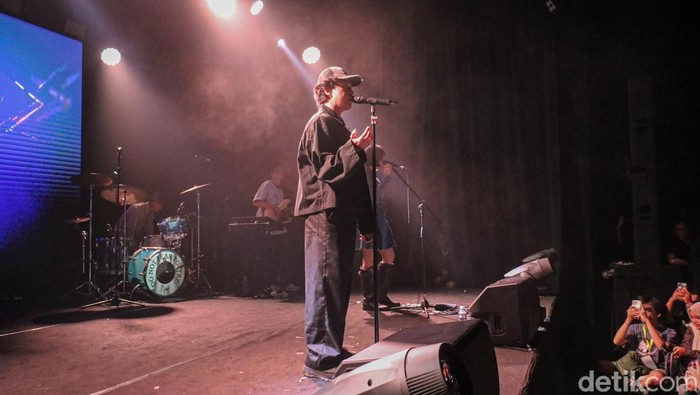 Hindia tampil memukau dalam gelaran Anti Garing Show Vol. 2 di M Bloc Space, Jakarta, Minggu (18/1/2026), disaksikan ratusan penggemar yang memadati area konser.