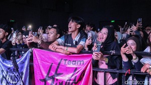 Penonton yang tergabung dalam Team Hindia bernyanyi bersama mengikuti alur konser, menunjukkan antusiasme sejak awal hingga akhir penampilan.