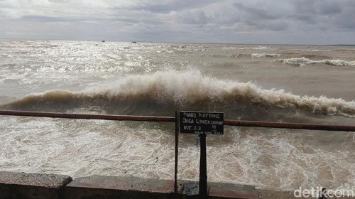 Ilustrasi - Gelombang pasang di Pantai Oesapa, Kecamatan Kelapa Lima, Kota Kupang, NTT. (Foto: Yufengki Bria/detikBali)