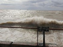 Waspada Banjir Rob dan Dampak Siklon Tropis di NTT hingga 20 Januari