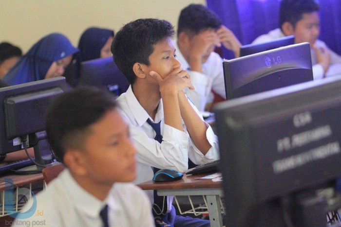 Ilustrasi siswa SMP ujian