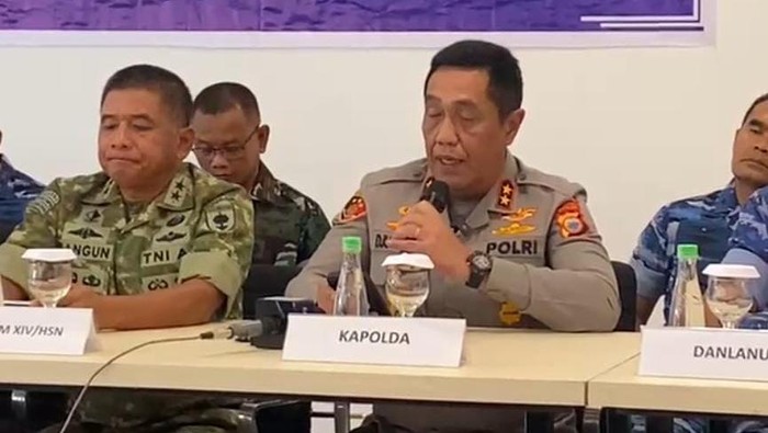 Kapolda Sulsel Irjen Djuhandhani Rahardjo Puro saat konferensi pers jatuhnya pesawat ATR 42-500.