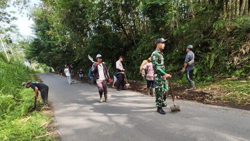 Warga Banjar Dinas Besakih Kawan, Desa Besakih, Karangasem saat melakukan gotong royong di ruas jalan Besakih Kawan. (Dok. Warga Banjar Dinas Besakih Kawan)