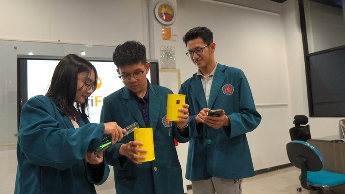 Mahasiswa Ubaya Ciptakan Alat Uji Kemurnian BBM Cegah Oplosan
