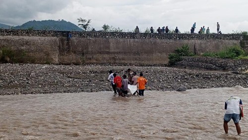 Jenazah purnawirawan TNI AD, Luiz Bau (72), saat dievakuasi dari Kali Malibaka, Belu, NTT, Sabtu (17/1/2026). (Dok. Polres Belu)