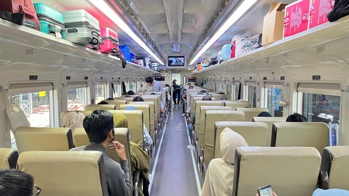 Situasi saat penumpang kereta api berada di Stasiun Malang