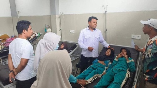 Kades Darmaji, Suhaidi, melihat kondisi para siswa yang keracunan diduga akibat mengonsumsi susu program MBG, Sabtu (17/1/2026). Foto: (Dok Kades Darmaji, Suhaidi)