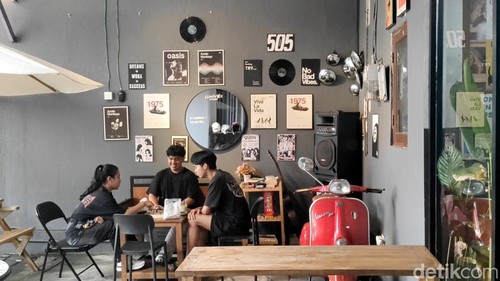 Ngopi bisa sambil main ular tangga dan kartu di Laventana, Abiansemal, Badung.