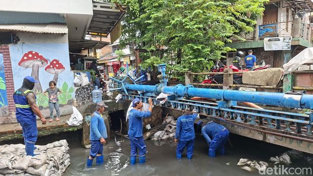 Kampung di bantaran Kali Krukut, Kebon Kacang, Tanah Abang yang menampilkan view sungai.