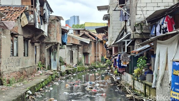 Potret Kampung Kumuh Riverside di Tengah Hutan Beton Jakarta
