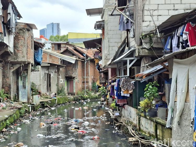 Potret Kampung Kumuh Riverside di Tengah Hutan Beton Jakarta