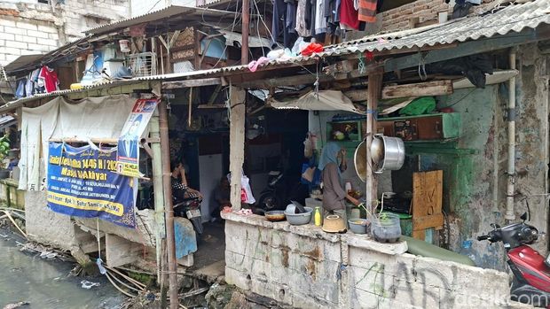 Kampung Riverside di Kebon Kacang, Tanah Abang Ada sebuh kampung kumuh dan padat di tengah kota Jakarta. Kampung ini berdiri di bantaran kali sehingga menyuguhkan pemandangan sungai atau disebut juga kampung riverside.