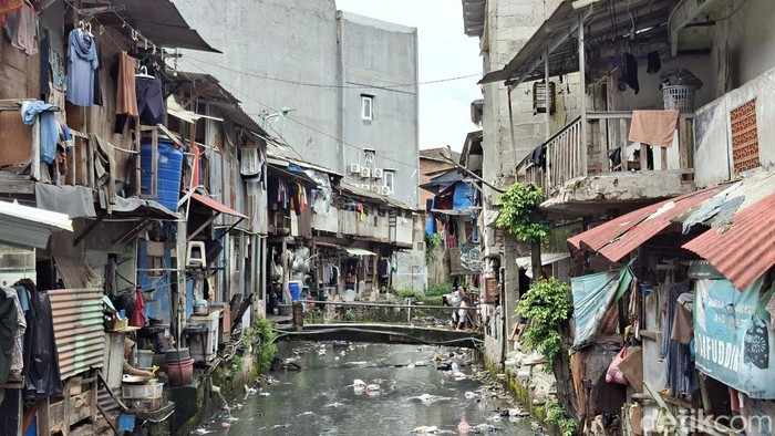 Ada sebuh kampung kumuh dan padat di tengah kota Jakarta. Kampung ini berdiri di bantaran kali sehingga menyuguhkan pemandangan sungai atau disebut juga kampung riverside.