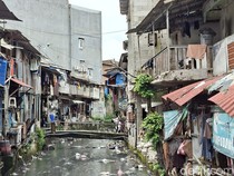 Menelusuri Kampung Kumuh Riverside di Tengah Hutan Beton Jakarta