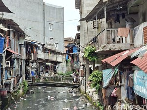 Menelusuri Kampung Kumuh Riverside di Tengah Hutan Beton Jakarta