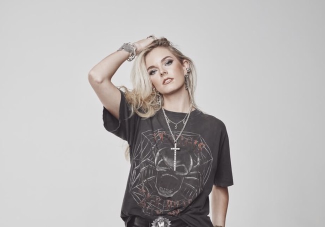 Jalur kariernya sebenarnya tidak hanya di musik. Sebelum serius bermusik, Collins pernah menjajaki dunia akting. Penggemar serial Once Upon a Time mungkin mengenalinya dari perannya sebagai Gretel. Foto: dok. Instagram @karleyscottcollins