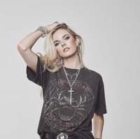 Jalur kariernya sebenarnya tidak hanya di musik. Sebelum serius bermusik, Collins pernah menjajaki dunia akting. Penggemar serial Once Upon a Time mungkin mengenalinya dari perannya sebagai Gretel. Foto: dok. Instagram @karleyscottcollins