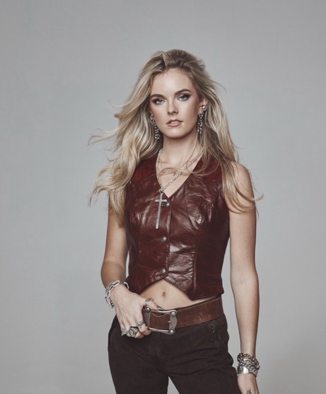 Setelah berita perceraian Keith Urban (58) dan Nicole Kidman (58) mengguncang dunia hiburan, kabar terbaru menyebut sang bintang musik country telah move on. Sosok yang disebut-sebut sebagai pacar barunya kini adalah Karley Scott Collins, seorang penyanyi muda berbakat yang juga berprofesi di jalur musik yang sama. Foto: dok. Instagram @karleyscottcollins