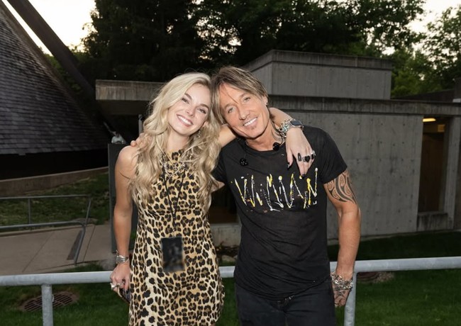 Meskipun belum ada konfirmasi resmi dari Urban maupun Collins mengenai isu hubungan ini, publik dan penggemar penasaran dengan sosok wanita yang diduga menjadi pasangan baru musisi pemenang Grammy tersebut. Publik juga dibuat terkejut dengan perbedaan usia keduanya yang cukup jauh. Keith lebih tua 32 tahun dari Collins.  Foto: dok. Instagram @karleyscottcollins