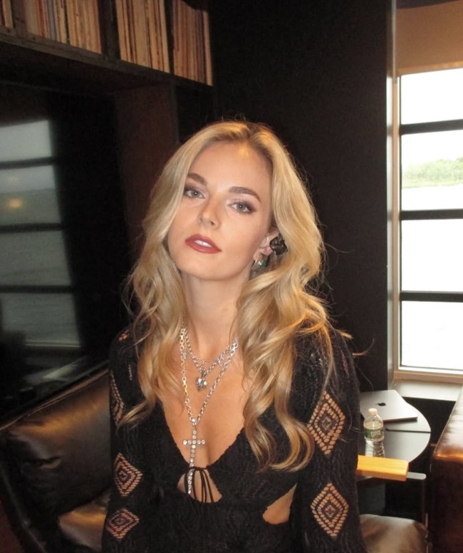 Dalam sebuah wawancara autentik dengan Country Swag pada 2022, Collins berbagi cerita tentang awal mula ketertarikannya pada gitar dan musik. “Saat saya berusia sembilan tahun, saya mendapat audisi dan mereka mengatakan saya perlu belajar gitar untuk peran itu. Itulah saat saya pertama kali memegang gitar, dan saya sungguh jatuh cinta padanya. Sejak itu, saya hampir tak pernah meletakkannya,” ungkapnya. Foto: dok. Instagram @karleyscottcollins