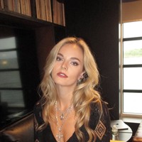 Dalam sebuah wawancara autentik dengan Country Swag pada 2022, Collins berbagi cerita tentang awal mula ketertarikannya pada gitar dan musik. “Saat saya berusia sembilan tahun, saya mendapat audisi dan mereka mengatakan saya perlu belajar gitar untuk peran itu. Itulah saat saya pertama kali memegang gitar, dan saya sungguh jatuh cinta padanya. Sejak itu, saya hampir tak pernah meletakkannya,” ungkapnya. Foto: dok. Instagram @karleyscottcollins