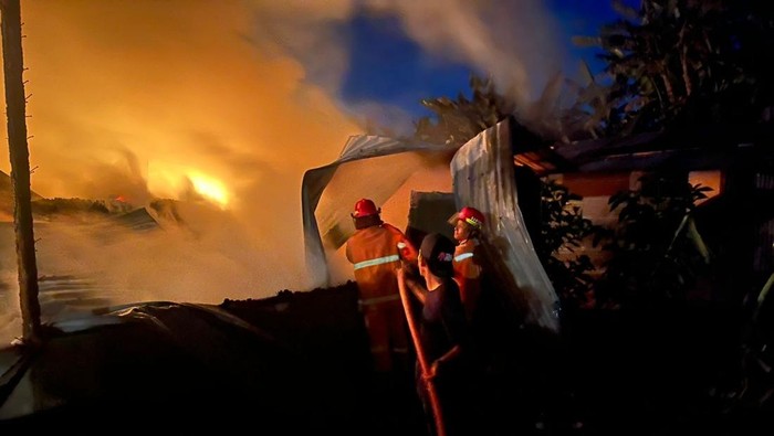 Sebanyak 17 unit bangunan di Kendari, Sulawesi Tenggara (Sultra) hangus terbakar yang mengakibatkan kerugian sekitar Rp 5 miliar.