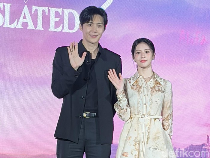 Kim Seon Ho dan Go Yoon Jung saat press conference drama Korea Can This Love Be Translated di Kota Kasablanka, Jakarta.