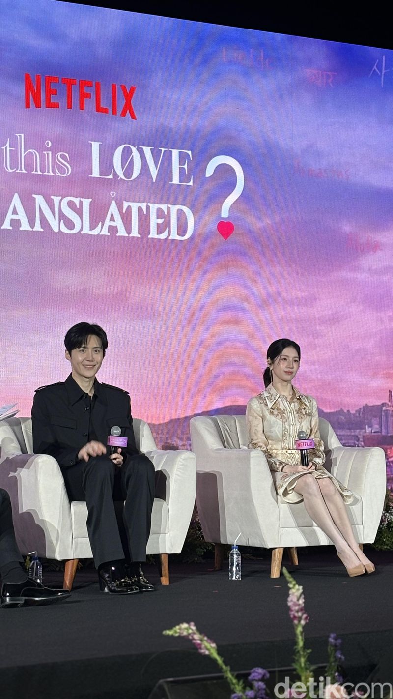Momen Kim Seon Ho dan Go Yoon Jung di press conference dan fan meeting drama Korea Can This Love Be Translated di Jakarta.