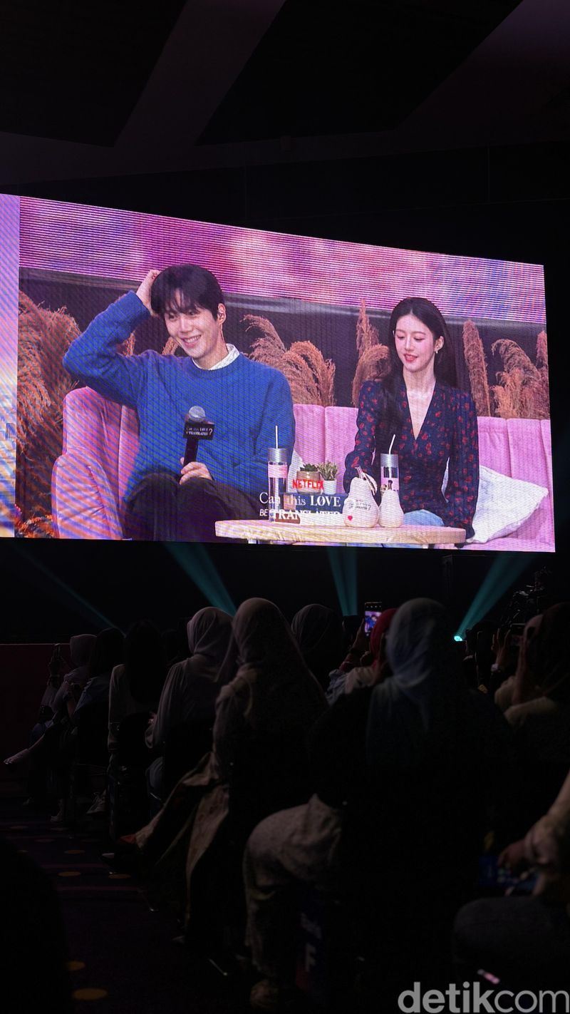 Momen Kim Seon Ho dan Go Yoon Jung di press conference dan fan meeting drama Korea Can This Love Be Translated di Jakarta.