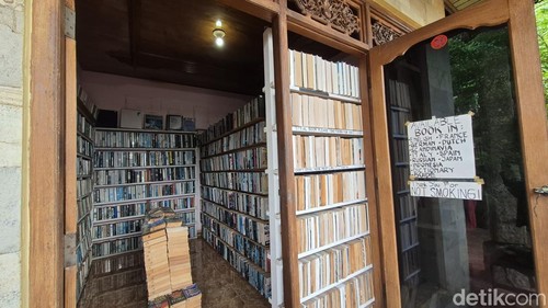 Koleksi buku di Wayans Bookstore, Jalan Penataran Agung, Padangbai, Karangasem, Bali. (Foto: Ni Komang Ayu Leona Wirawan/detikBali)