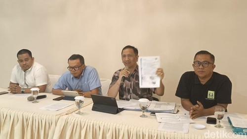 Konferensi pers kasus yang menyeret Kepala Kantor Wilayah Badan Pertanahan Nasional (BPN) Provinsi Bali I Made Daging di Denpasar, Minggu (18/1/2026). (Foto: Ni Made Lastri Karsiani Putri/detikBali)