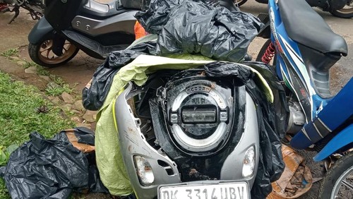 Motor kurir yang jatuh ke sungai di Jembatan penghubung Desa Dapdap Putih dengan Desa Bongancina, Kecamatan Busungbiu, Sabtu (17/1/2026).