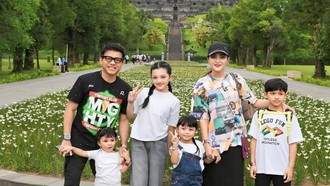 Foto Liburan Keluarga Anang Ashanty di Candi Borobudur dan Nepal van Java
