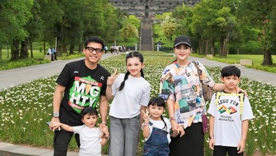Foto Liburan Keluarga Anang Ashanty di Candi Borobudur dan Nepal van Java