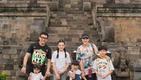 Bukan ke Magelang namanya jika tidak berkunjung ke Candi Boroubur yang kental dengan sejarah dan begitu megah. Ashanti dan keluarga mengabadikan momen kunjungan mereka sebelum naik ke candi. (Instagram/ashanty_ash)