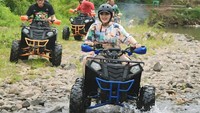 Siapa sangka di balik pesona anggunnya, Ashanty jago sekali menaklukan rute ATV yang menantang ini. (Instagram/ashanty_ash)