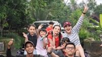 Selain mengunjungi Candi Borobudur, Ashanty dan keluarganya ikut tur VW di Magelang. (Instagram/ashanty_ash)