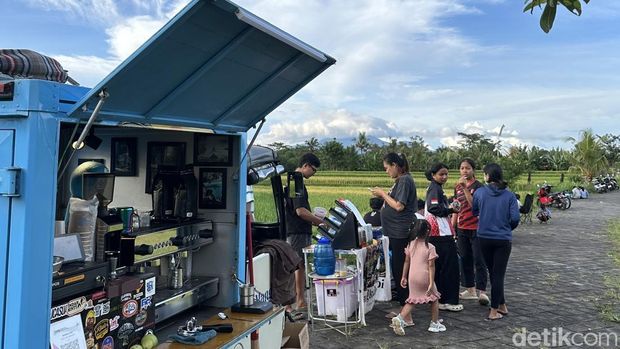 Mangkal Kopi di pinggir sawah Desa Getasan, Kecamatan Petang, Badung, Bali. (Foto: Agus Eka/detikBali)