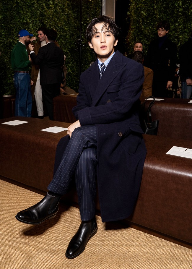 Ia telah didapuk menjadi brand ambassador Ralph Lauren sejak 2022. Saat peragaan busana berlangsung, Mark NCT duduk di barisan terdepan, diapit oleh Kentaro Kaku dan Noah Schnapp. Foto: Instagram