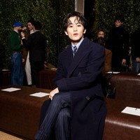 Ia telah didapuk menjadi brand ambassador Ralph Lauren sejak 2022. Saat peragaan busana berlangsung, Mark NCT duduk di barisan terdepan, diapit oleh Kentaro Kaku dan Noah Schnapp. Foto: Instagram