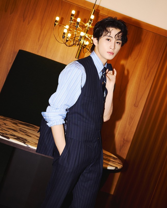 Dalam kesempatan itu, Mark NCT memancarkan pesonanya dalam balutan double-breasted coat berwarna navy dan kemeja biru cerah, di balik coat senada. Foto: Instagram