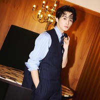 Dalam kesempatan itu, Mark NCT memancarkan pesonanya dalam balutan double-breasted coat berwarna navy dan kemeja biru cerah, di balik coat senada. Foto: Instagram